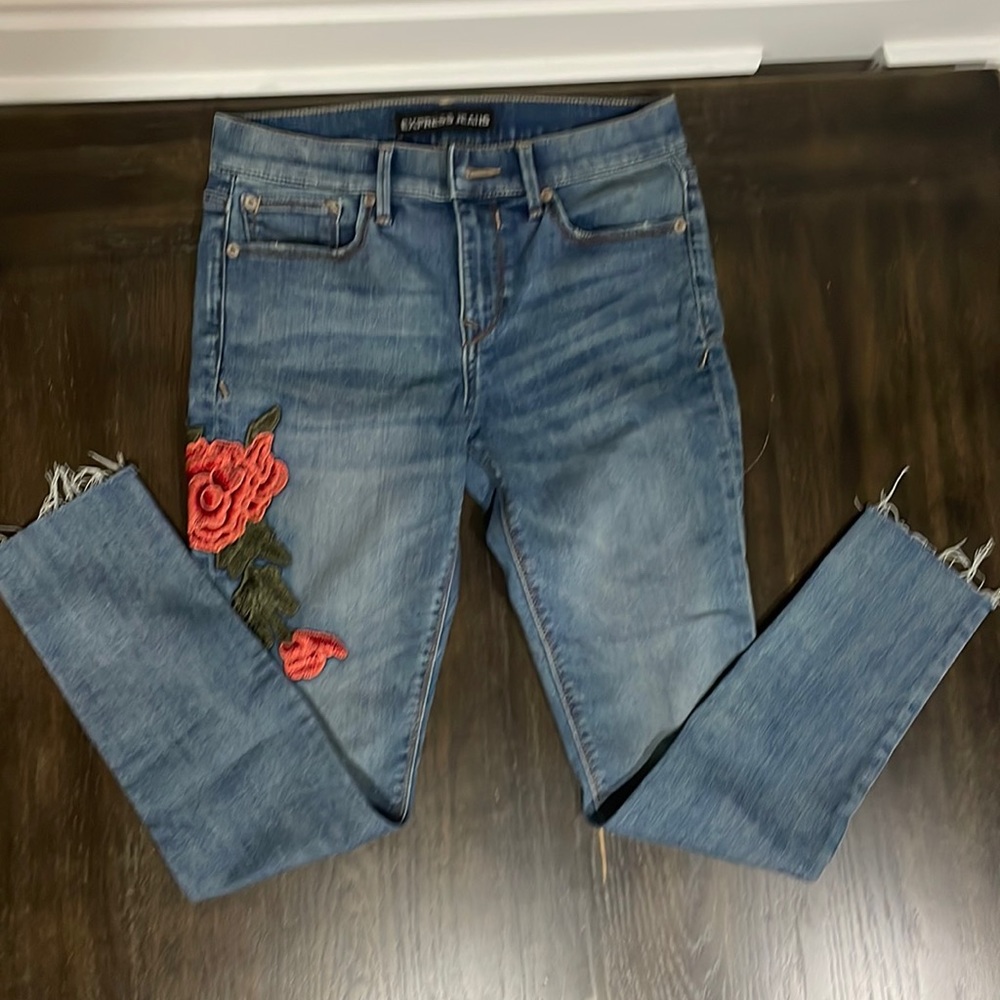 Floral embroidery Jeans with frayed bottoms